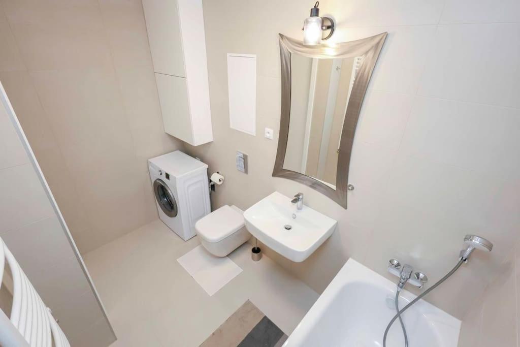 Danubius One - Spacious Apartment W Free Parking براتسيلافا المظهر الخارجي الصورة