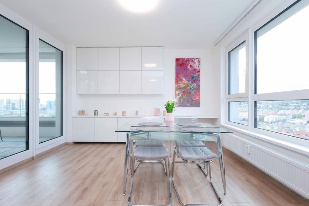 Danubius One - Spacious Apartment W Free Parking براتسيلافا المظهر الخارجي الصورة