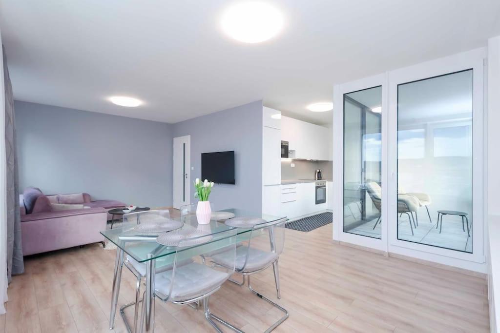 Danubius One - Spacious Apartment W Free Parking براتسيلافا المظهر الخارجي الصورة
