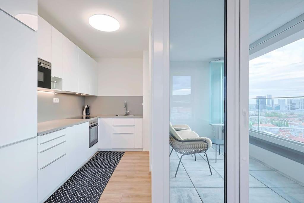 Danubius One - Spacious Apartment W Free Parking براتسيلافا المظهر الخارجي الصورة